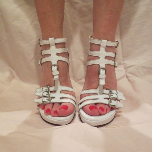 NIB, STUART WEITZMAN White Leather Buckled Sandal - Picture 2 of 6